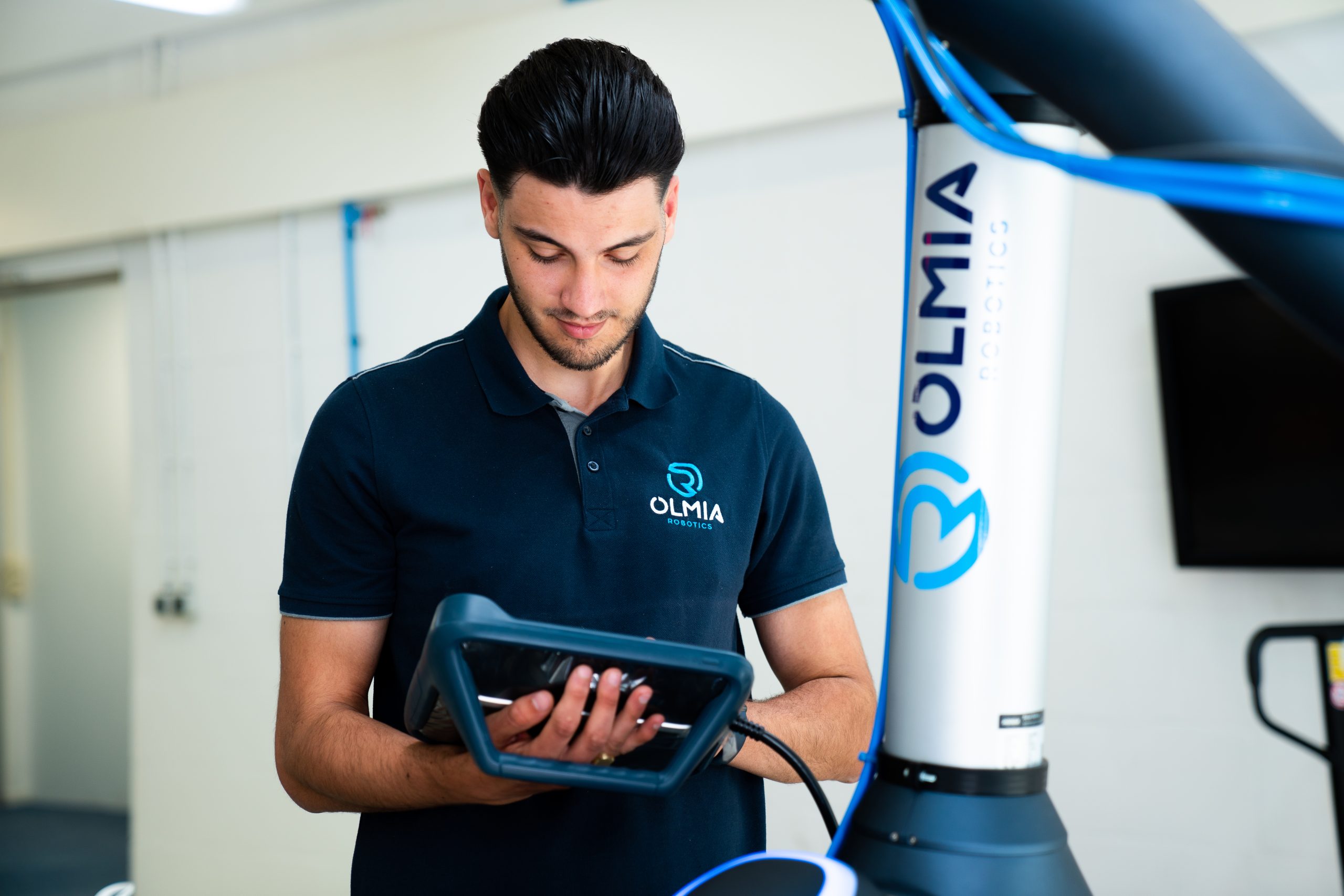 Olmia-specialist programmeert een cobot met de teach pendant