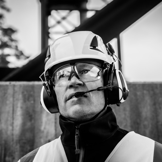 Vakman met helm en gehoorbescherming